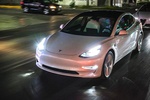Tesla отзывает более 20 000 автомобилей из-за слишком ярких фар